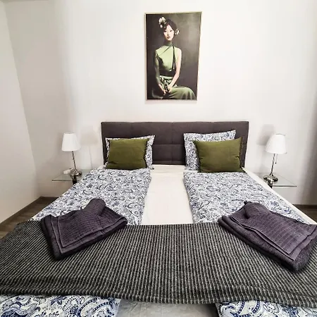 Roth 305 * Budapest